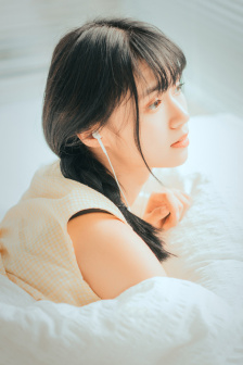 老板边开会边摸出水
